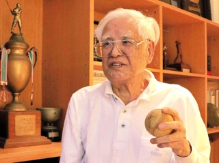 ５９年前に実現した日本シリーズの関西対決を振り返った元阪神二塁手の本屋敷錦吾さん。８７歳の今も快活な姿で張りのある声を響かせた＝芦屋市内