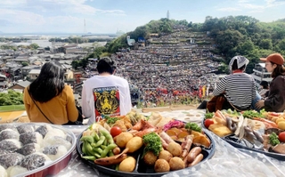 灘のけんか祭りの通称「ひろばたけ」の桟敷席。エビや煮しめのほか、若者向けに揚げ物や肉料理、おにぎりが並ぶ＝姫路市白浜町