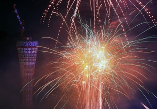 夜空を彩る大輪の花火＝１６日夜、神戸市中央区港島１、ポーアイしおさい公園から