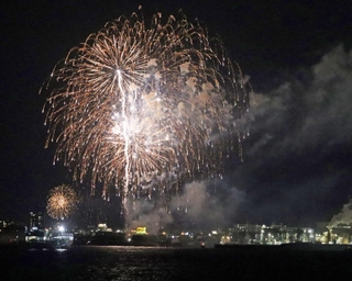 加古川の夜空を彩った花火＝播磨町新島から（撮影・児玉芙友）