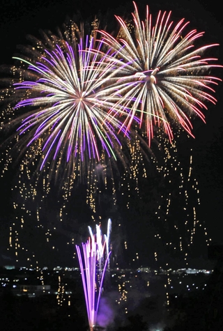夜空を色鮮やかに染めた花火＝加古川市加古川町（撮影・宮崎真彦）