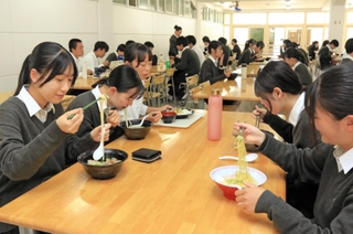 再開した食堂で昼食を食べる鳴尾高校の生徒ら＝西宮市学文殿町２