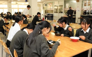 再開した食堂で昼食を食べる鳴尾高校の生徒ら＝西宮市学文殿町２