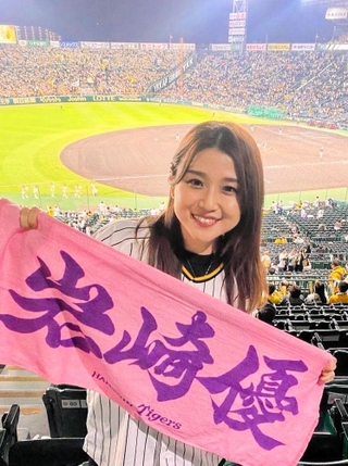 「アイキャントライ」のメロディーとともに岩崎優投手が登場すると「涙を流してしまう」と話す河野万里奈さん（テイチク提供）