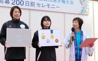 世界パラ陸上のメダルを発表する増田明美大会組織委会長（右）＝３０日午後、神戸市中央区加納町４
