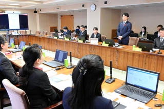 国際社会で活躍できる人材の育成について、意見を交わす斎藤元彦知事や委員ら＝兵庫県庁