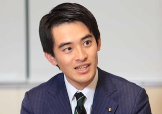 就任からの半年を振り返る芦屋市の高島崚輔市長＝芦屋市役所（撮影・吉田敦史）