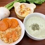 食材を丸ごと使用した（左から）ニンジンのごはん、ニンジンの皮入りキッシュ、カブまるごとポタージュ＝神戸市内