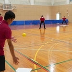 「ベースボール５」をプレーする西宮スポーツセンターの指導員ら＝西宮市今津真砂町、今津体育館