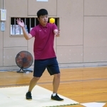 手でボールを打つバッター＝西宮市今津真砂町、今津体育館