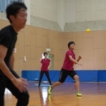 「ベースボール５」をプレーする西宮スポーツセンターの指導員ら＝西宮市今津真砂町、今津体育館