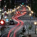 再整備で形を変えた市道。車のテールランプが蛇行しながら光跡を残す＝神戸市中央区（２５秒間露光）
