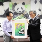 神戸新聞社の大町聡常務取締役（右）から絵を受け取る王子動物園の加古裕二郎園長＝神戸市灘区王子町３