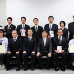 吹奏楽部の生徒らが出席した寄贈式＝兵庫県庁
