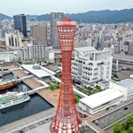改修工事前の神戸ポートタワー＝神戸市中央区波止場町（２０２１年９月、ドローンで撮影）