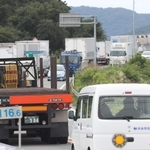 山陽自動車道下り線が一部通行止めとなっている影響で、渋滞する国道２号の西行き車線（手前）＝３日午前、相生市若狭野町若狭野（撮影・辰巳直之）