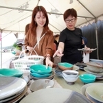 ずらりと並んだ陶器からお気に入りの品を探す陶芸ファンら＝５日午前、丹波篠山市今田町上立杭