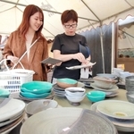 ずらりと並んだ陶器からお気に入りの品を探す陶芸ファンら＝丹波篠山市今田町上立杭