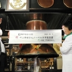 吉報を信じて垂れ幕などの準備をするファンら＝５日午後、神戸市中央区中山手通２、ピノッキオ