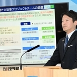 医師の働き方を考えるプロジェクトチームについて、定例会見で発表する斎藤元彦知事＝兵庫県庁