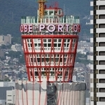 足場が外れ、外観が現れた神戸ポートタワー＝５日午後、神戸市中央区波止場町（撮影・笠原次郎）