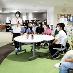 参加した複数の学校の生徒らが活発に意見を交わした＝神戸市北区鈴蘭台北町７、神戸親和大