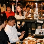 ライブ中継を見ながら、村上春樹さんのノーベル賞受賞の吉報を待ちわびるハルキストら＝５日夜、神戸市中央区中山手通２、ピノッキオ（撮影・長嶺麻子）