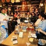 ノーベル賞受賞ならずも、来年の吉報に期待を寄せあいさつする山中崇裕さん（左）とハルキストら＝５日夜、神戸市中央区中山手通２、ピノッキオ（撮影・長嶺麻子）