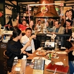 村上春樹さんの受賞はならなかったが、来年に向けて乾杯するファンたち＝５日夜、神戸市中央区中山手通２（撮影・長嶺麻子）