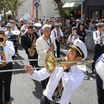 パレードで軽快なジャズを奏でる演奏者たち＝７日午前、神戸市中央区（撮影・中西大二）