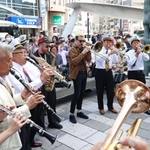 パレードで軽快なジャズを奏でる演奏者たち＝７日午前、神戸市中央区（撮影・中西大二）