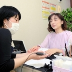視覚障害者向けの出張ネイルサロンを経営する佐藤優子さん（左）