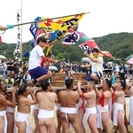 浜辺で伝統のバタカケを披露する氏子ら＝８日午後、赤穂市坂越（撮影・辰巳直之）