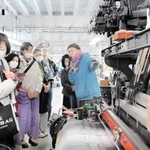 播州織の店舗兼工房でミニショール作りを体験できるツアー＝西脇市比延町（タマキニイメ提供）