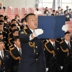 宣誓する初任科生代表の久保山貴喬さん＝兵庫県警察学校
