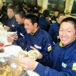 社高校時代のスキー実習。食事中に笑顔を見せる近本光司外野手（右）＝２０１２年２月（橋本智稔さん提供、画像の一部を加工しています）