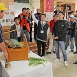 マツタケ初競りの様子。５万円からスタートし、料理旅館「近又」が３本９３万円で競り落とした＝丹波篠山市郡家、丹波篠山市場