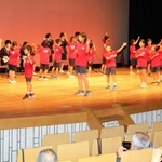大会のアトラクションとしてデカンショ踊りを披露する西紀北小の児童ら＝姫路市総社本町