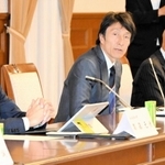 兵庫県内のスポーツをどう展開するかについて意見を交わす朝原宣治さん（中央）ら＝県公館