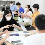 兵庫県立総合衛生学院中山手分校では日本人と留学生が一緒に手話を学ぶ＝神戸市中央区中山手通７