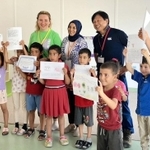 神戸からの手紙を喜ぶトルコの子どもたち＝６月、トルコ南部（ＣＯＤＥ提供）