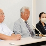 控訴審の審理終了後に開かれた記者会見。被告の兵庫県に対し「非を認めてほしい」と言葉を搾り出す木戸大地さんの父、木戸一仁さん（中央）＝１３日午後５時５分、大阪市北区西天満２、大阪高裁司法記者クラブ