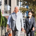 兵庫県を相手取った控訴審に臨むため、大阪高裁に入廷する木戸一仁さんら＝１３日午後２時５５分、大阪市北区西天満２、大阪高裁