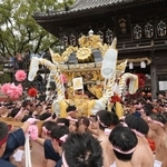 豪快に屋台を練り、宮入りする東山地区の氏子ら＝１４日午前、姫路市白浜町（撮影・風斗雅博）