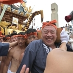 宵宮を迎え、松原八幡神社前で屋台を担ぐ八家地区の氏子＝１４日午後、姫路市白浜町（撮影・風斗雅博）