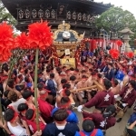 松原八幡神社前で屋台を練る妻鹿地区の氏子＝１４日午後、姫路市白浜町（撮影・風斗雅博）