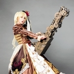 フォトスポットで１番人気のファンタジー武器「ギアガトリング」。モデルは副社長の桃井鈴さん（匠工芸提供）