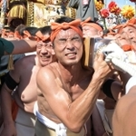 力を振り絞り、屋台を担ぐ八家の氏子ら＝１５日午前、姫路市白浜町、松原八幡神社（撮影・風斗雅博）