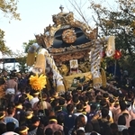 西日を浴び、御旅山山頂へ向かう宇佐崎の屋台＝１５日午後、姫路市白浜町（撮影・風斗雅博）