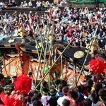 ３基の神輿を激しくぶつけ合う木場地区の氏子たち＝１５日午後、姫路市白浜町（撮影・笠原次郎）